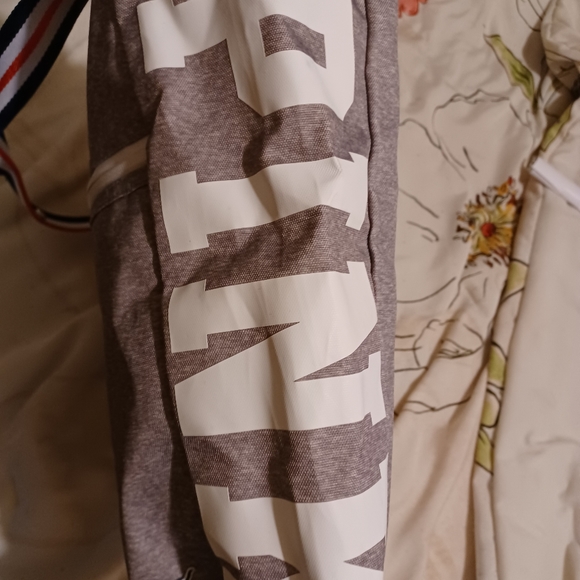 A pink Victoria's Secret handbag - Picture 3 of 5